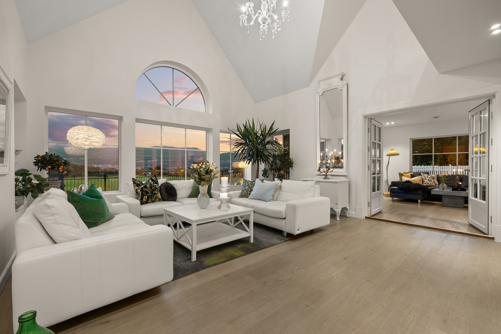 Fra hall kommer man inn til en lys og flott stue - et sosialt samlingspunkt i huset Galleribilde