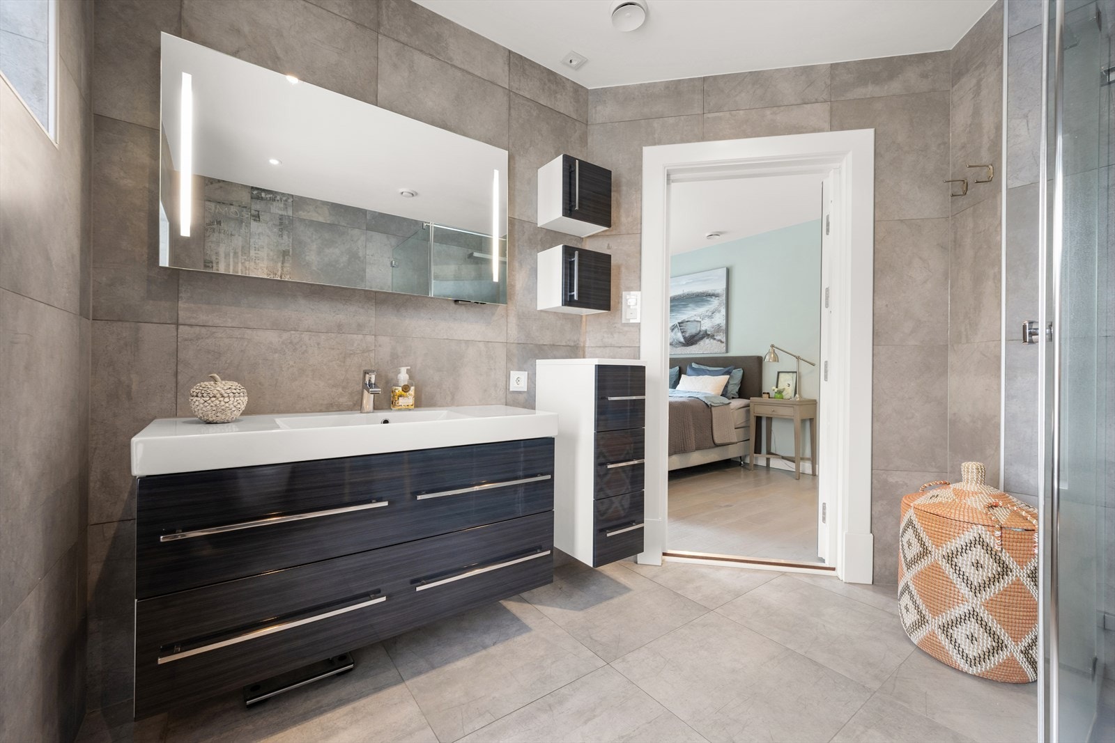 Badet er helfliset med vegghengt innredning Galleribilde