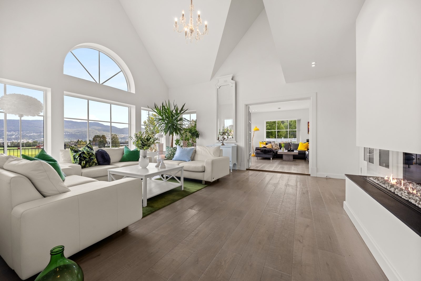 Fra stuen er det adkomst inn til både stue-fløy og kjøkkenfløy Galleribilde