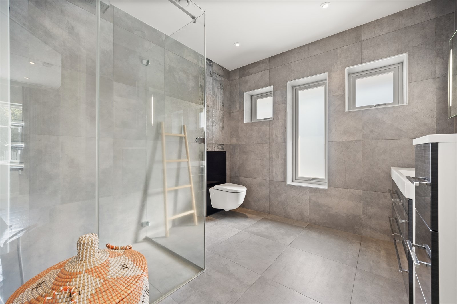 Badet er, i likhet med store deler av huset, utstyrt med downlights i tak Galleribilde