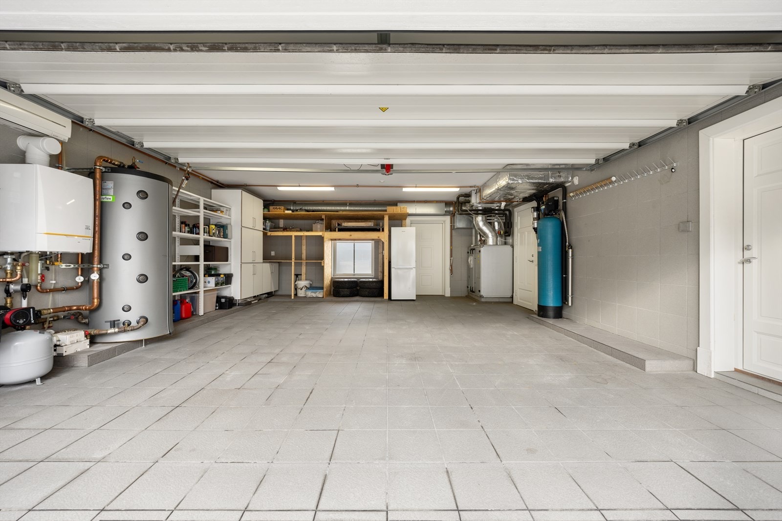 Garasje med innvendig adkomst til hus, samt inngang fra baksiden Galleribilde