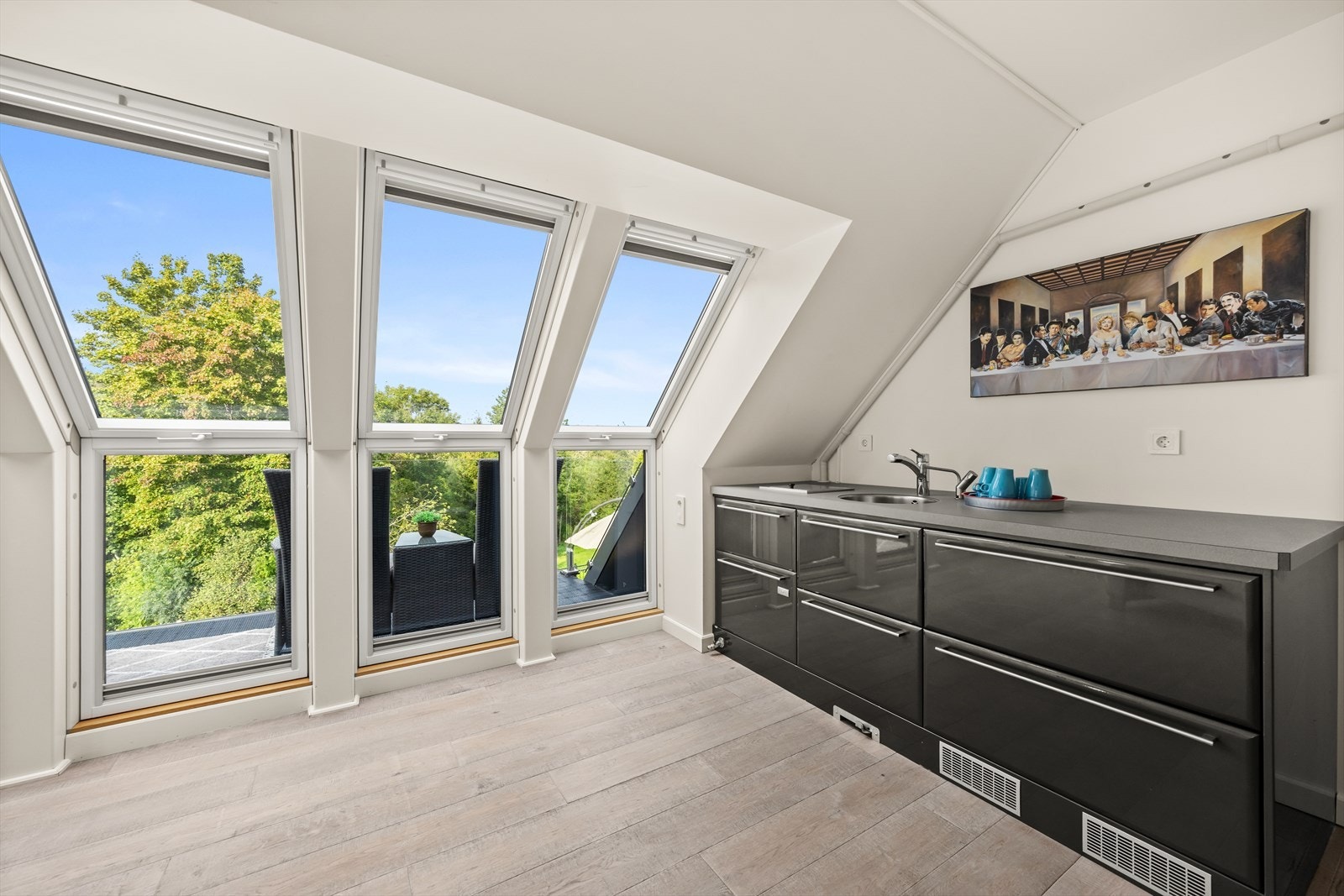 Rommet har også kjøkken - ypperlig for ulike tilstelninger Galleribilde