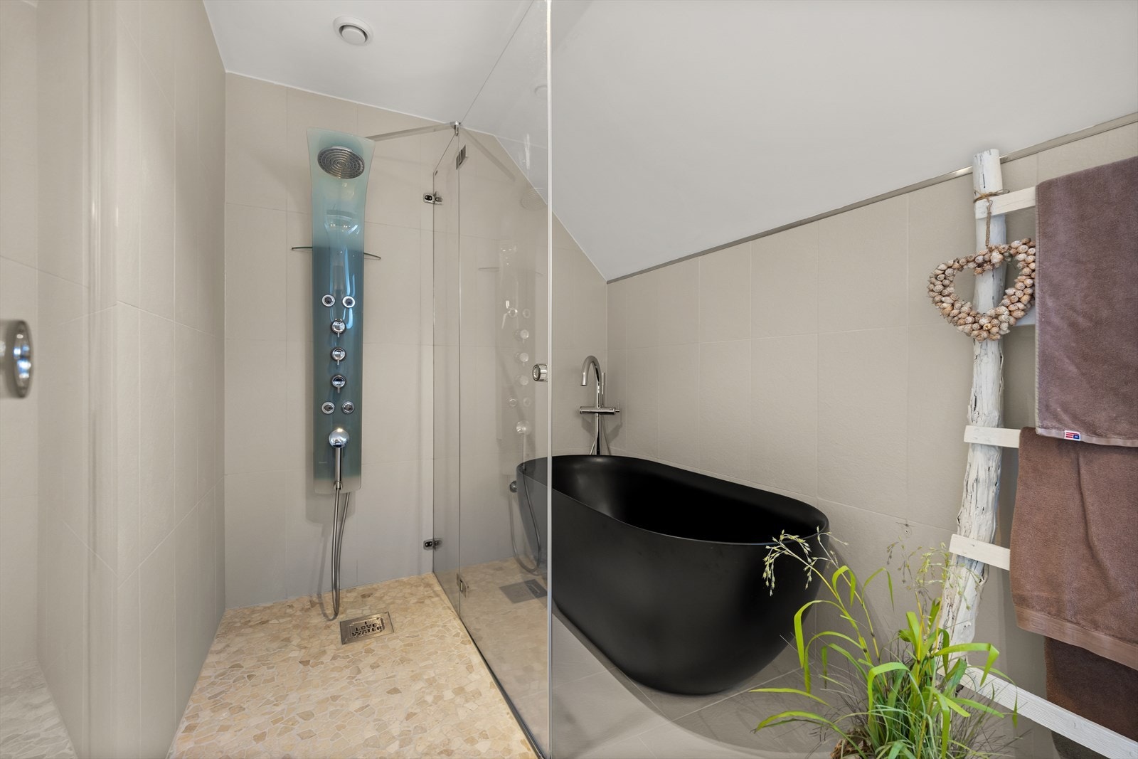 Badet har både dusj og badekar Galleribilde