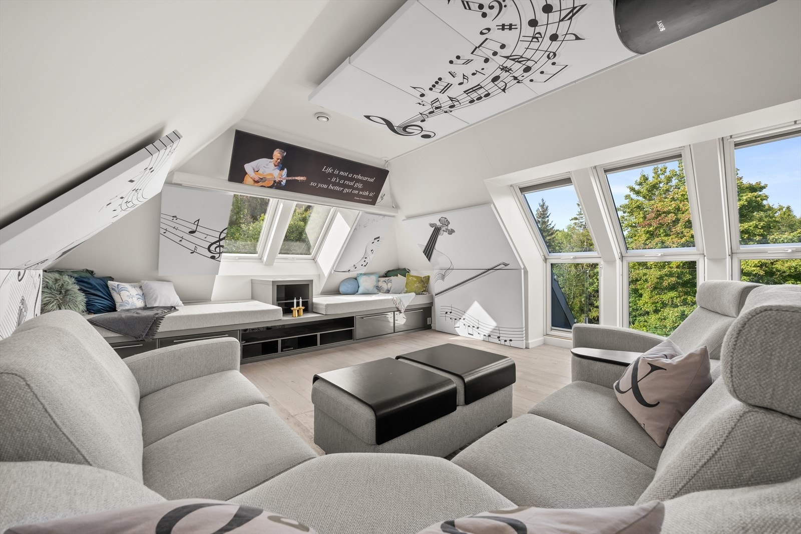 Etasjen har et helt unikt musikkrom/hobbyrom/tv-rom med ulike bruksmuligheter Galleribilde