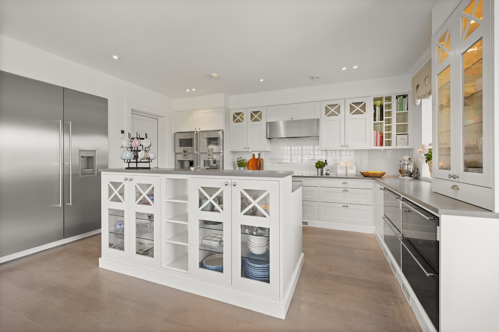 Hvitevarene består av blant annet stekeovn, dampovn, kombiovn, kaffemaskin, kjøle- og fryseskuffer, side-by-side kjøl- og frys Galleribilde