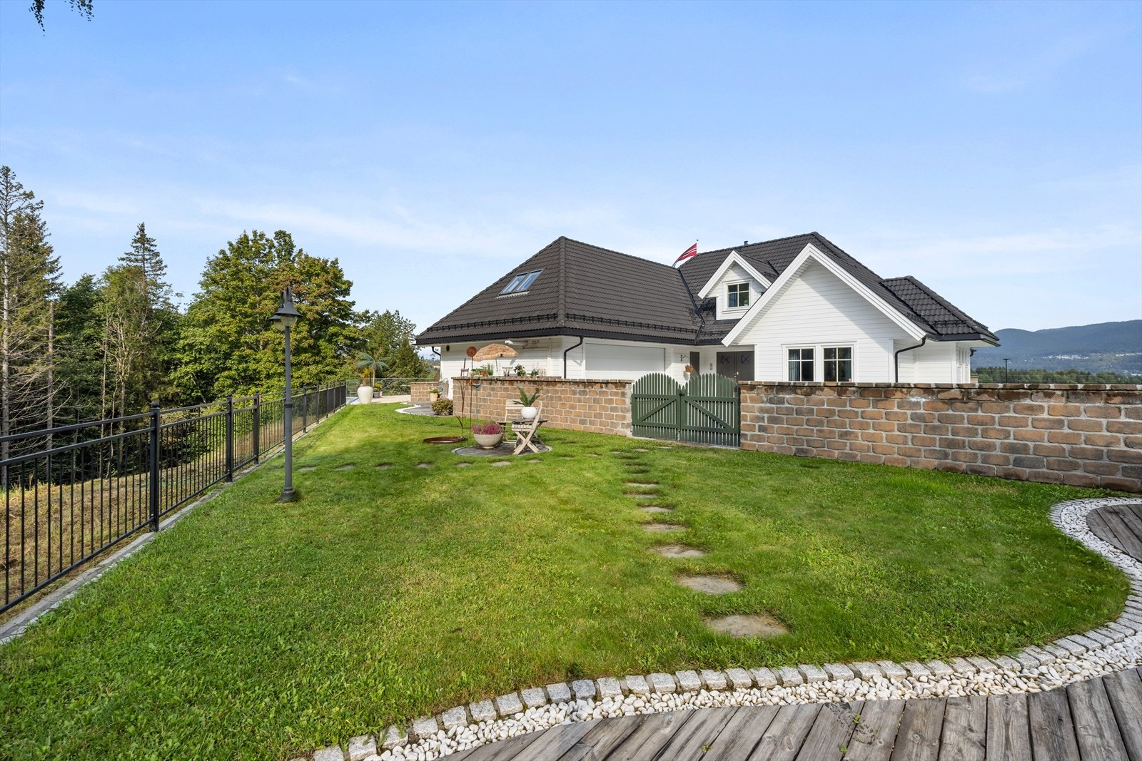 Også på baksiden er det pent opparbeidet Galleribilde