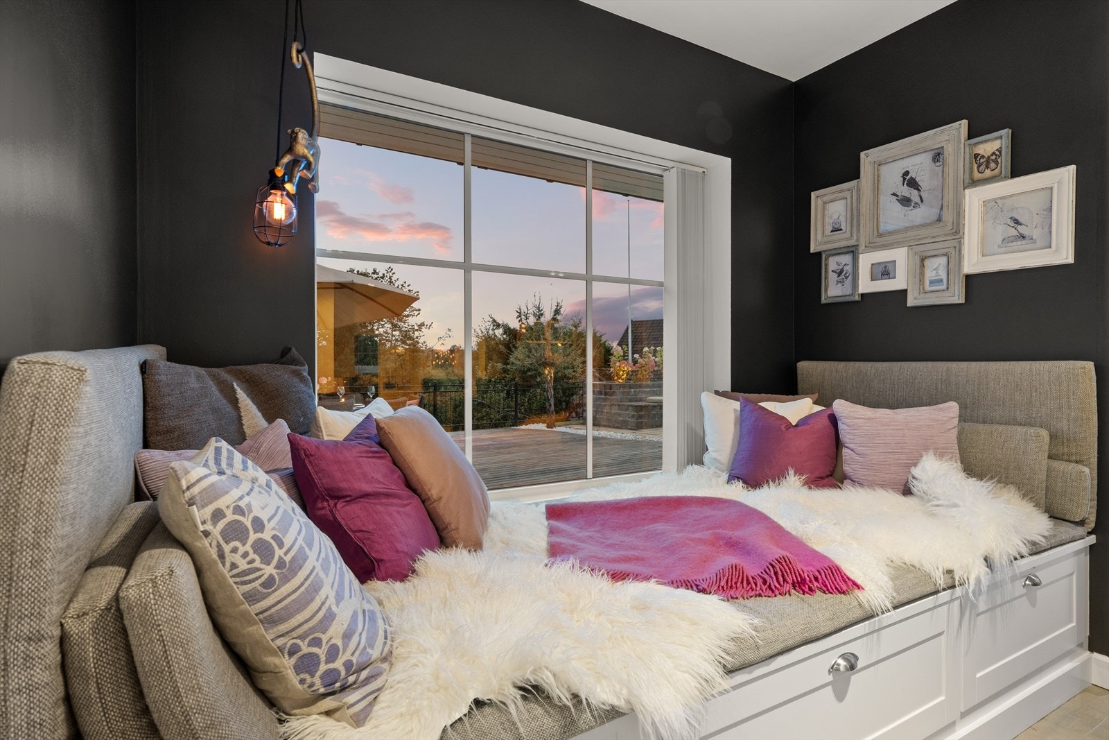 Hyggelig sone for avslapning med integrert lagring i skap Galleribilde