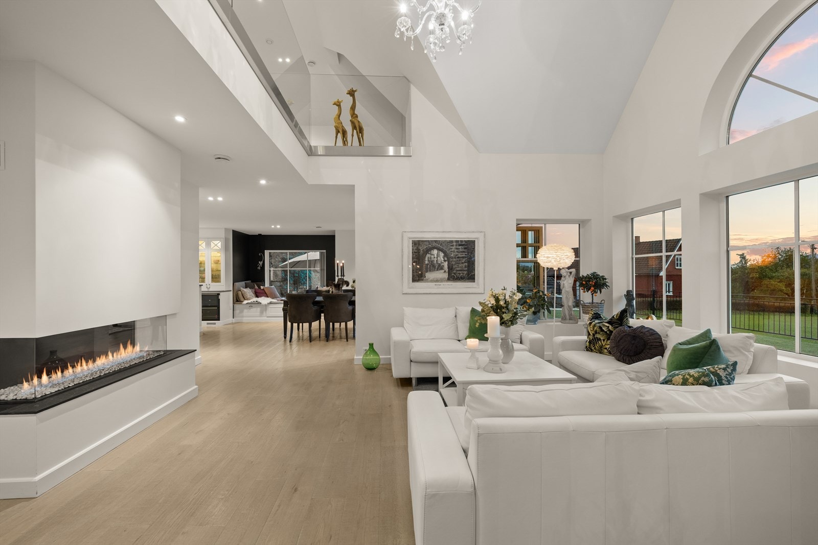 Rommet har messaninløsning og en takhøyde som virkelig gir det lille ekstra Galleribilde