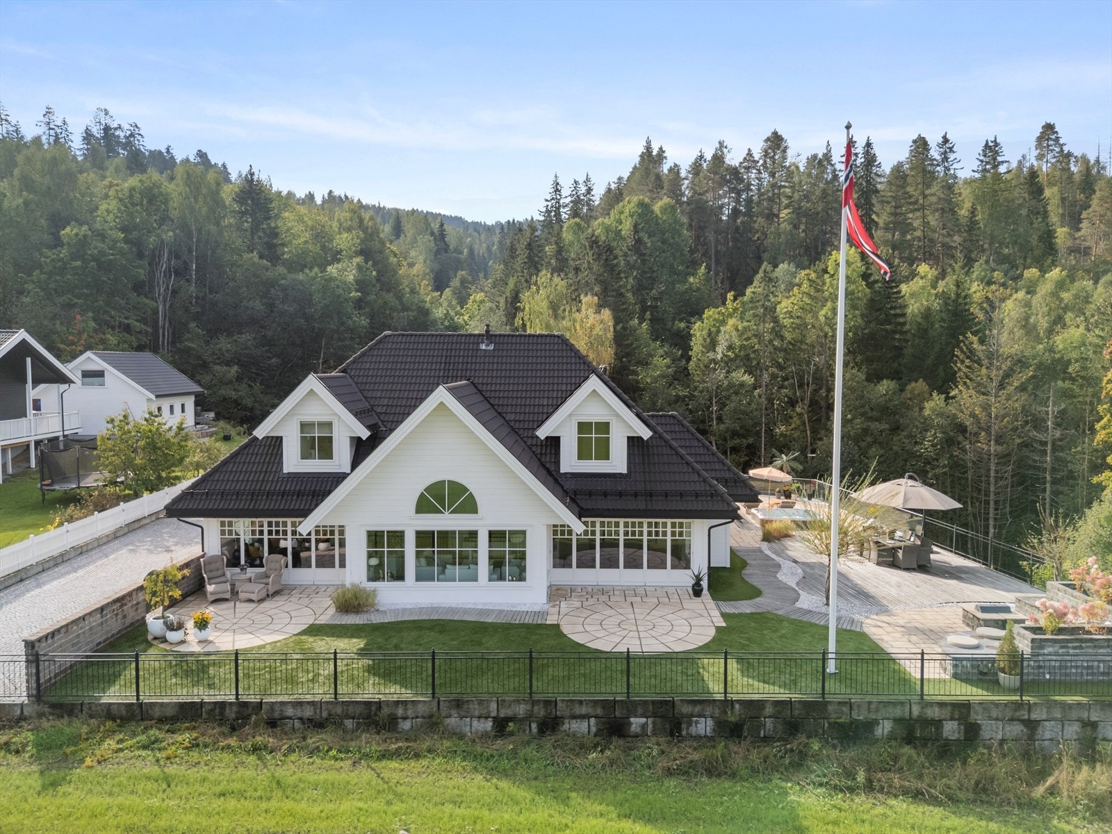 Tomten er meget pent opparbeidet, inngjerdet og lettstelt, med nydelige solforhold Galleribilde