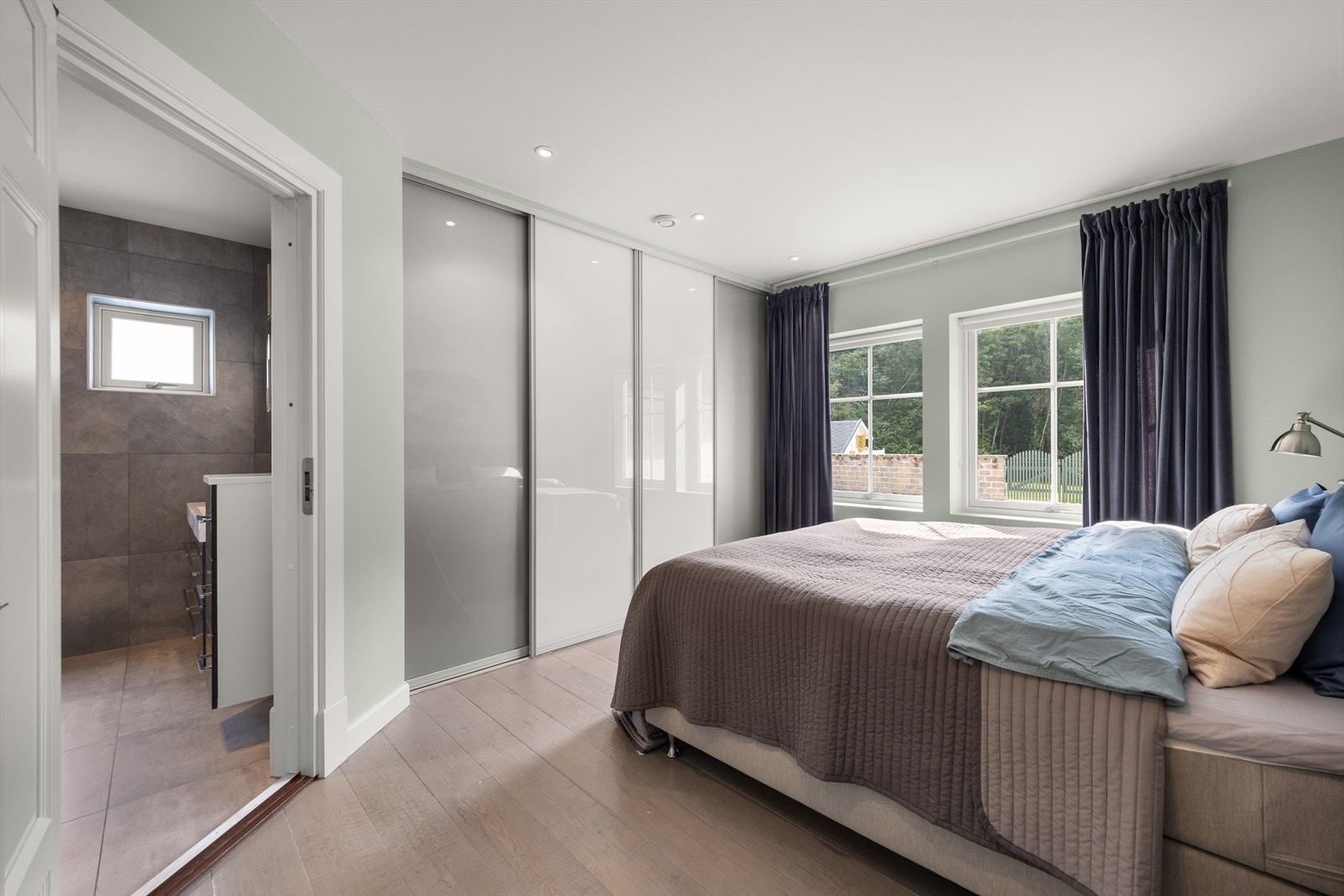 Huset er utstyrt med vannbåren varme i både parkett og flis, og sammen med balansert ventilasjon gir dette et godt inneklima Galleribilde