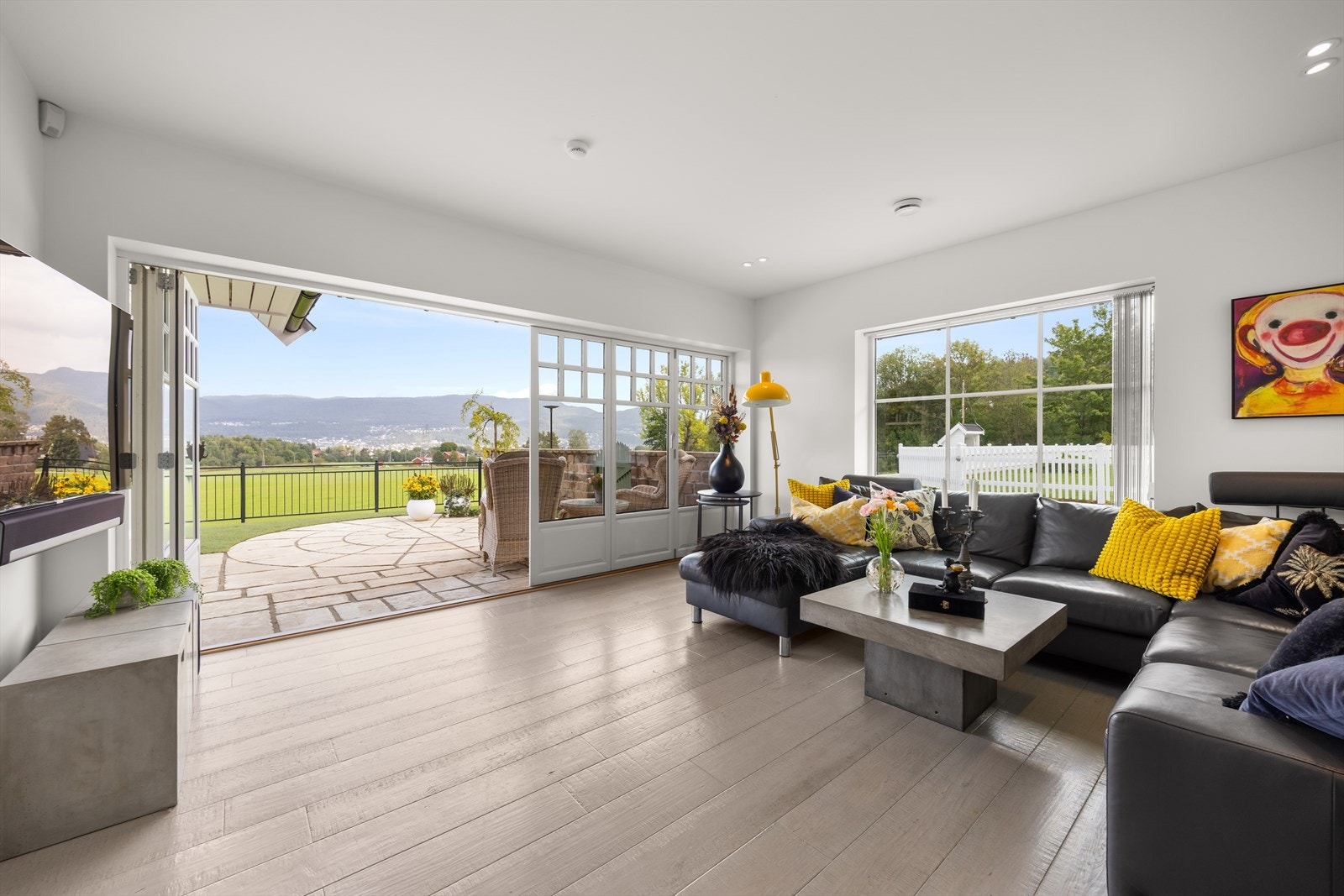 Tv-stuen som ligger på motsatt side av hovedstuen har også samme løsningen med mulighet for å åpne helt opp Galleribilde