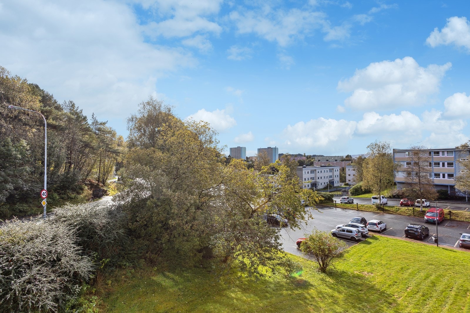 Fra balkongen får du et luftig overblikk over nabolaget. Galleribilde