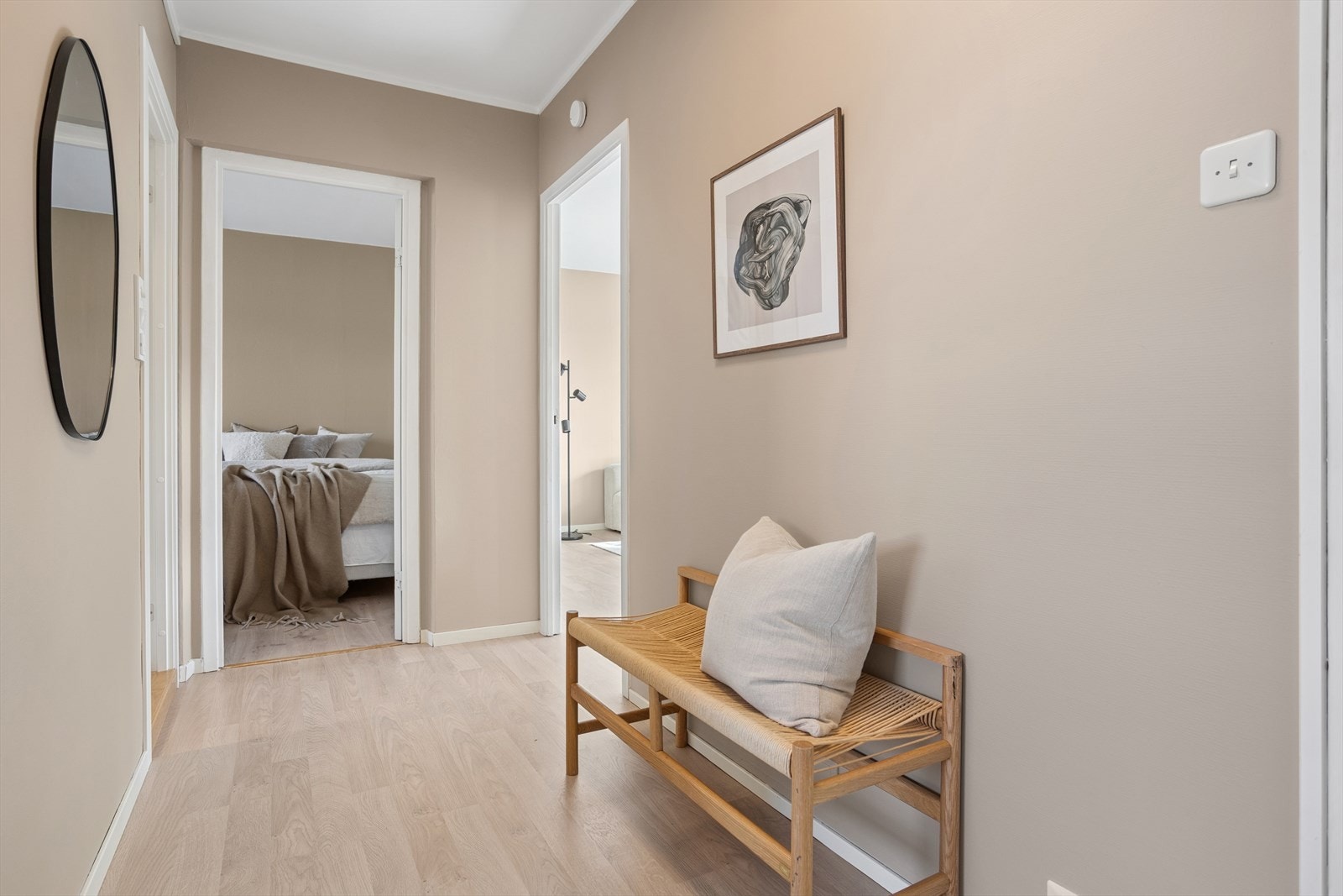 Romslig og innbydende entré. Galleribilde