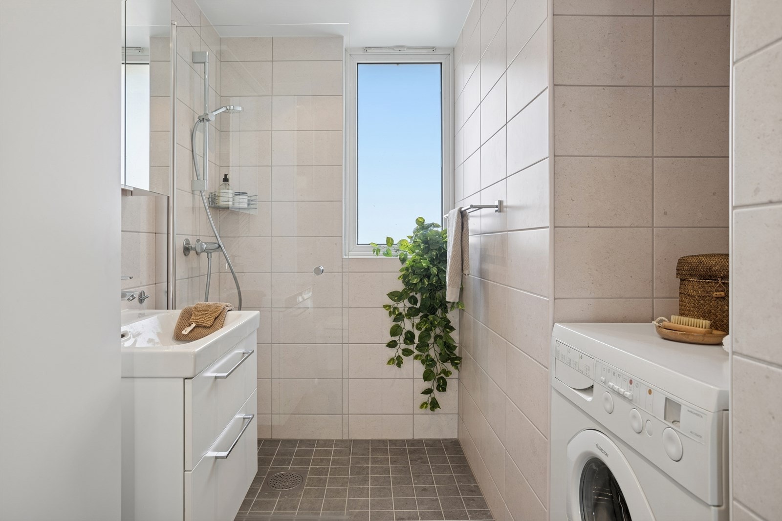 Badet har keramiske fliser på både gulv og vegger, varmekabler i gulvet, og malt platekledning i taket. Galleribilde