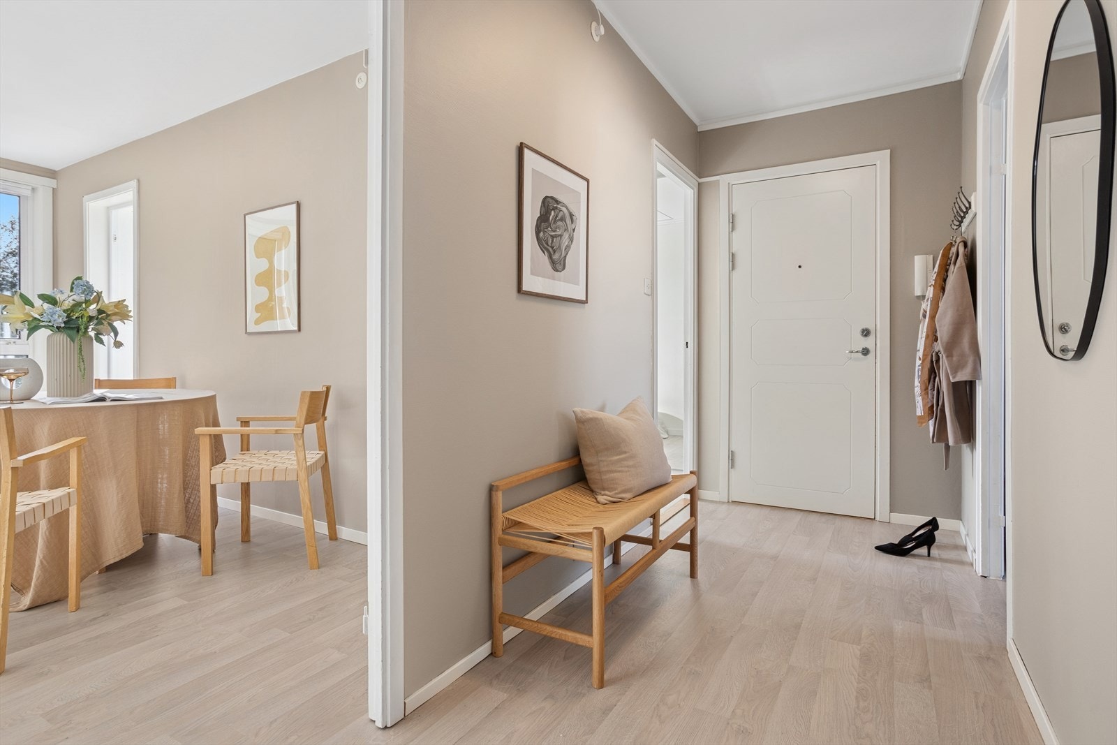 Entreen fungerer som et harmonisk bindeledd mellom boligens ulike soner, og sikrer både god flyt og enkel tilgang til hjemmets øvrige rom. Galleribilde