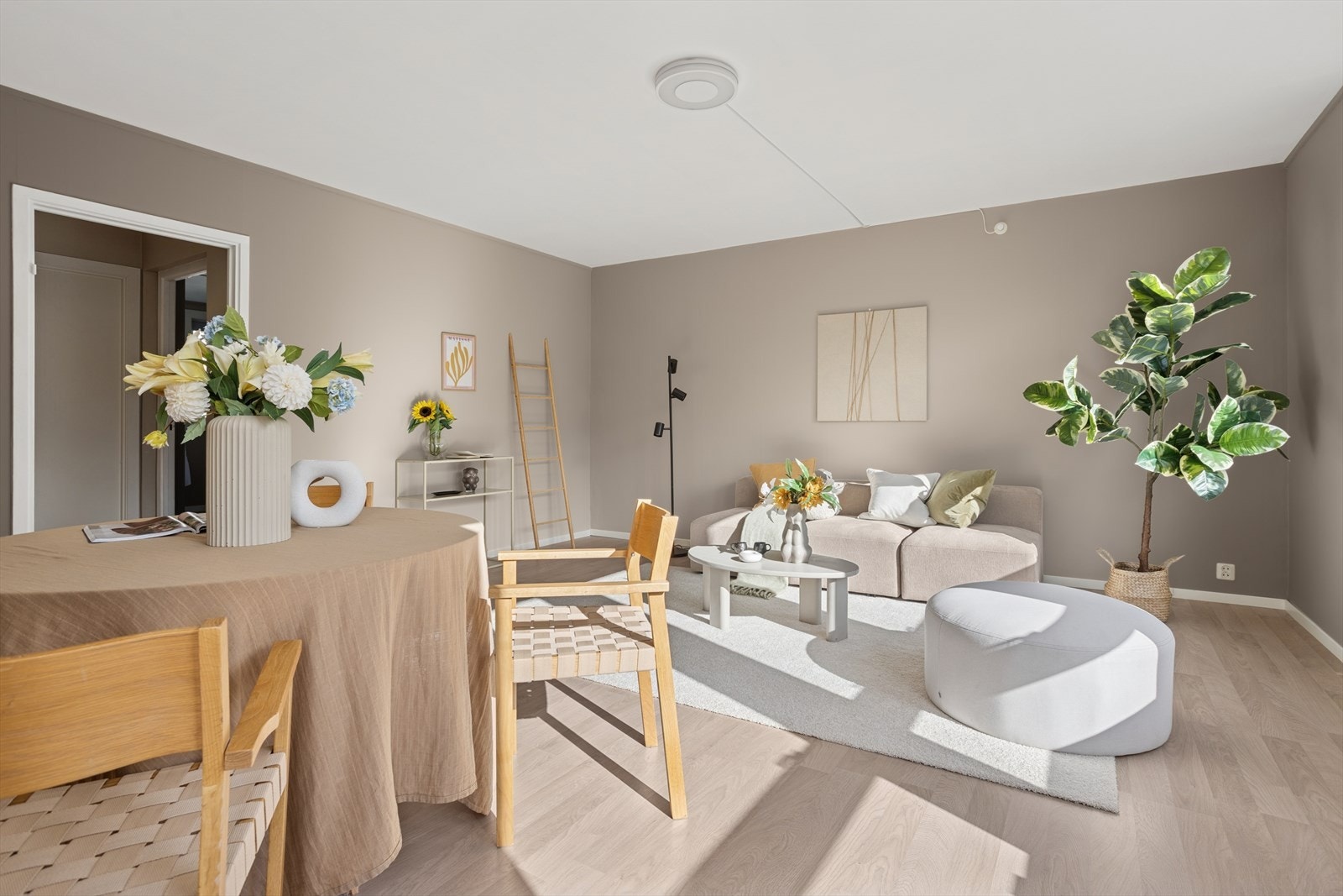 Stuen har flere møbleringsmuligheter. Galleribilde