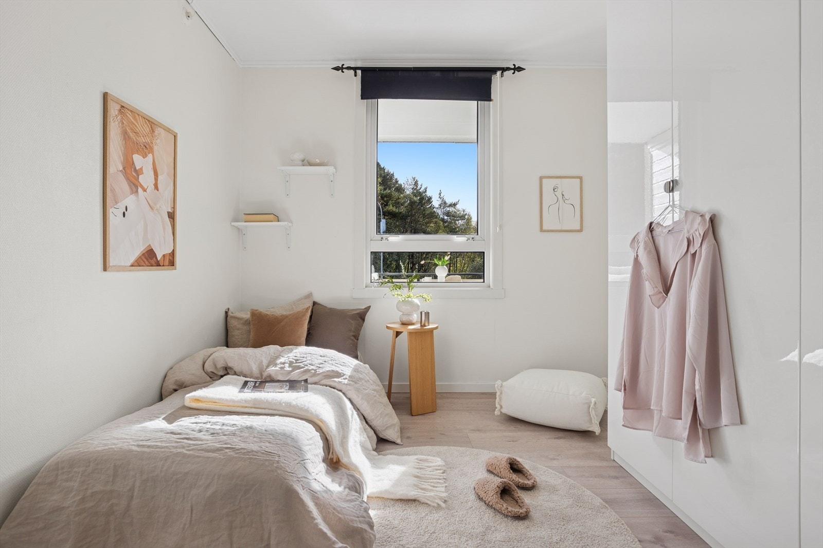 Soverom 2 er lyst og koselig, med generøst lysinnslipp som skaper en varm og innbydende atmosfære - perfekt som barnerom, gjesterom eller kontor. Galleribilde