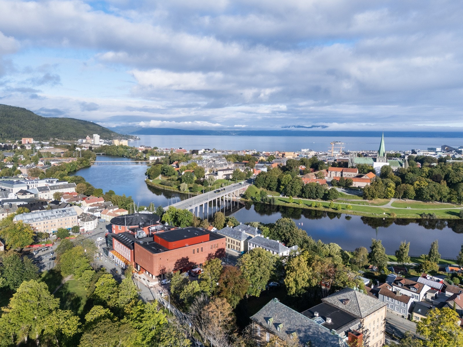 Selv om du har en leilighet i Trondheim by, er du omgitt av flere flotte turmuligheter. Det er kort vei til Nidelven som slynger seg igjennom Trondheim sentrum. Galleribilde
