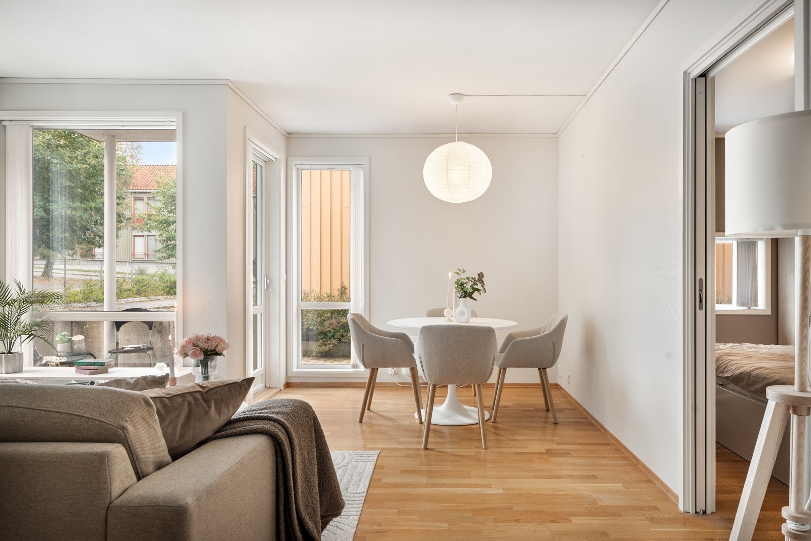 Utformingen gjør det enkelt å møblere med både sofagruppe, spisebord og kontorpult i de forskjellige sonene. Galleribilde