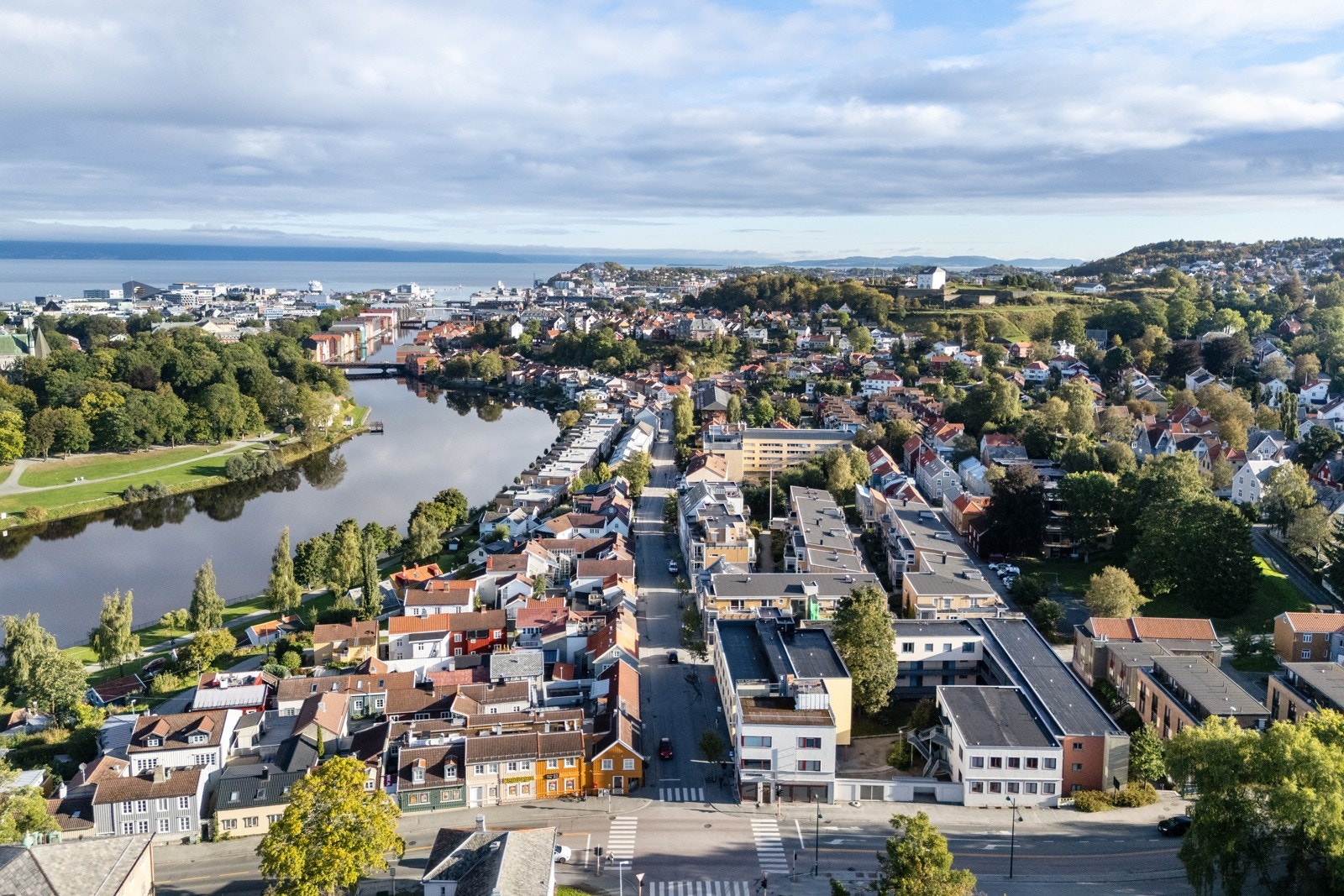 Kort avstand til Bakklandet, et populært sted blant fastboende, studenter og besøkende i Trondheim, med sine mange restauranter og kafeer, parker og friområder, og med en og annen spennende designbutikk. Galleribilde