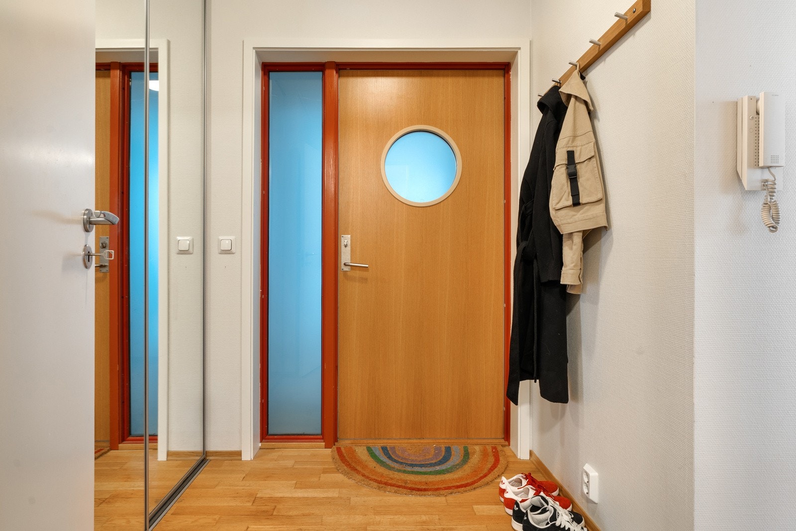 Entréen er målt til ca. 5 kvm og er innredet med stor skyvedørsgarderobe med speilfronter, noe som gir god plass til ytterbekledningen. Galleribilde