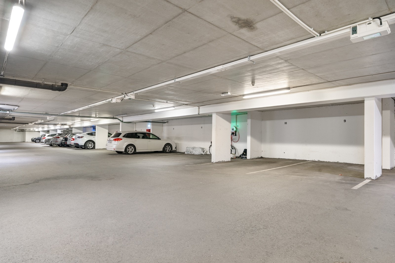 Til leiligheten medfølger det parkeringsplass i garasje og bod i kjeller på romslige 8,8 kvm. Galleribilde