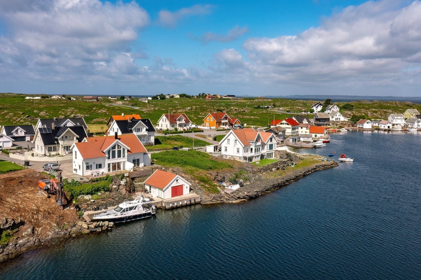 Tomtene mot sør og nord er under opparbeidelse/bebygde. Det vil forekomme byggeaktivitet her i fremtiden. Enkelte bilder av fasade/område vil dermed fremstå som misvisende. Galleribilde