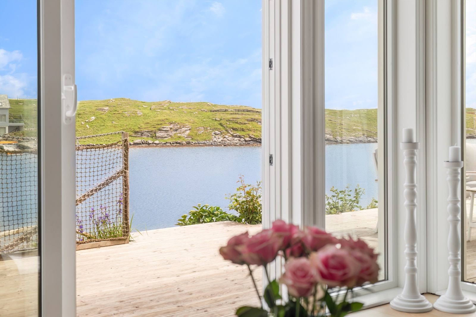 011_Stue - utgang til terrasse og brygge.jpg Galleribilde