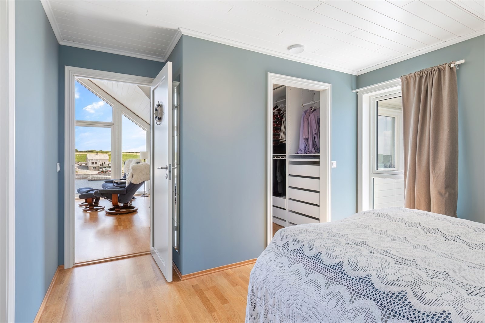 027_Hovedsoverom - eget bad og omkledningsrom.jpg Galleribilde