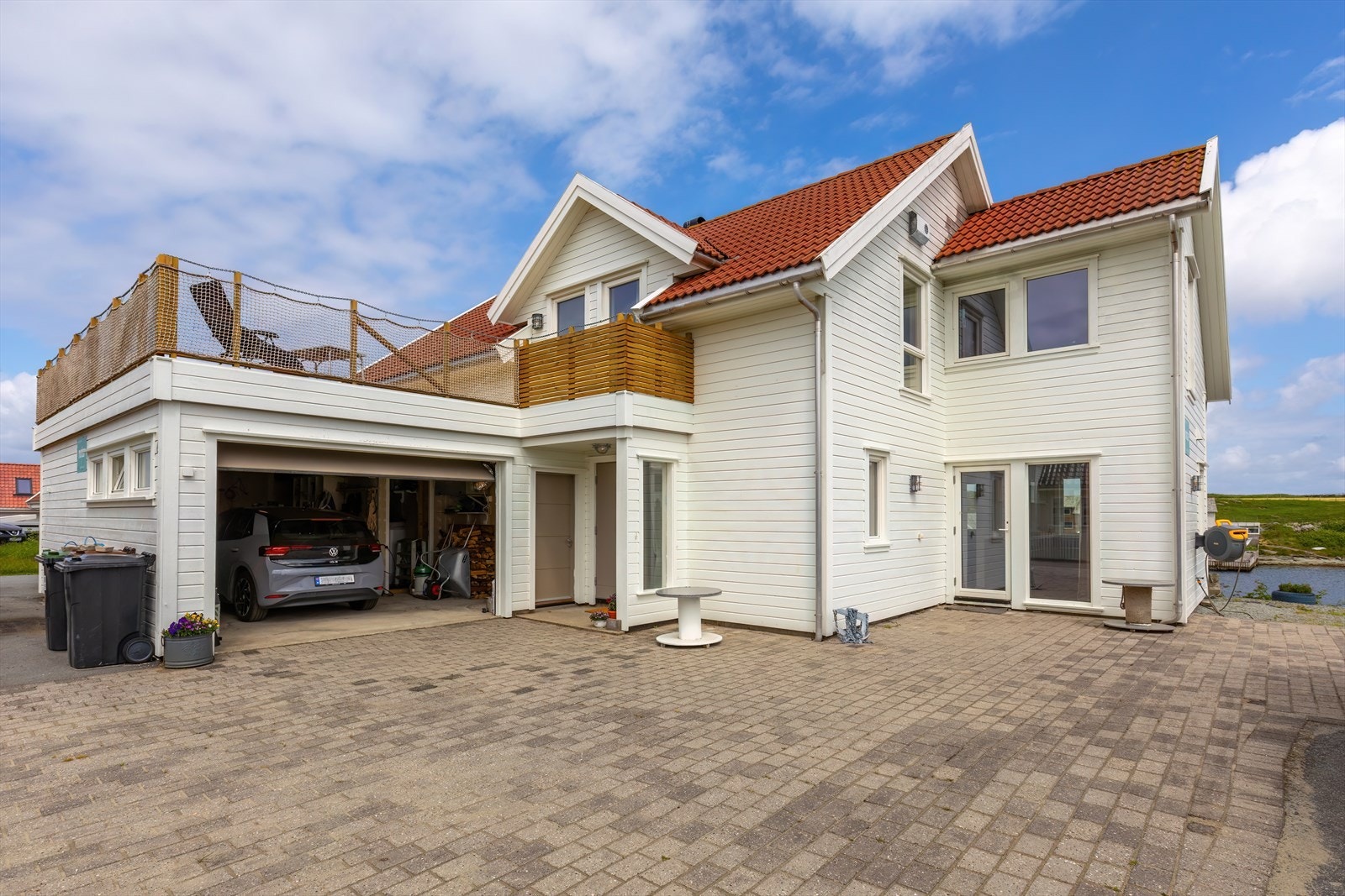 061_Fasade - stor og flott garasje med takterrasse.jpg Galleribilde