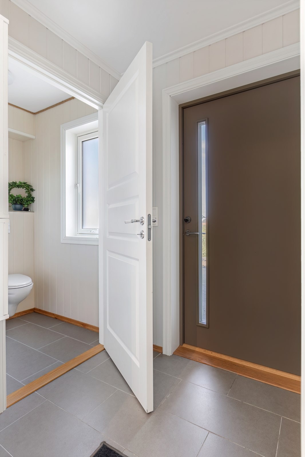 048_Leilighet - praktisk toalett ved inngangsdør.jpg Galleribilde