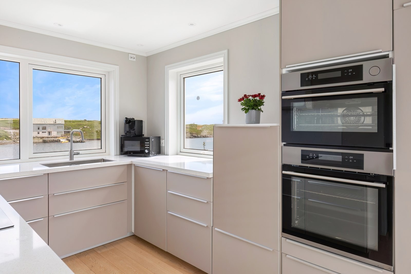 015_Kjøkken - praktisk innredet med god benk- og skapplass.jpg Galleribilde