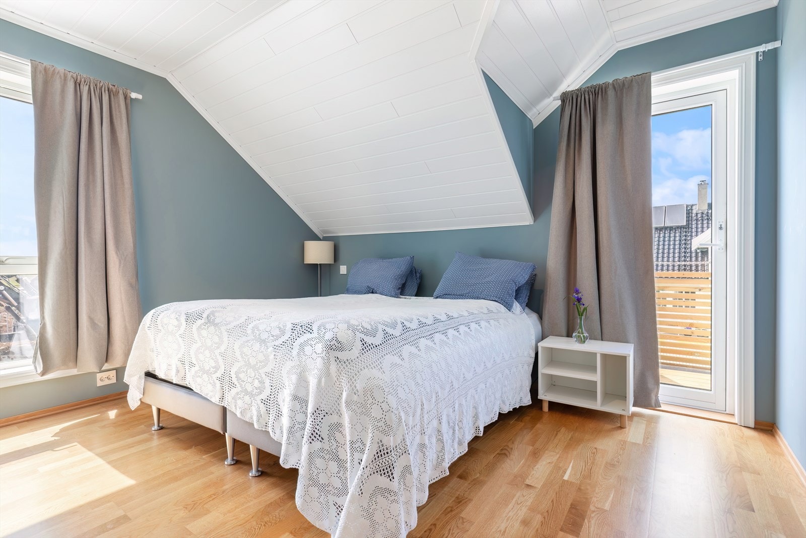 026_Hovedsoverom - utgang til takterrasse.jpg Galleribilde