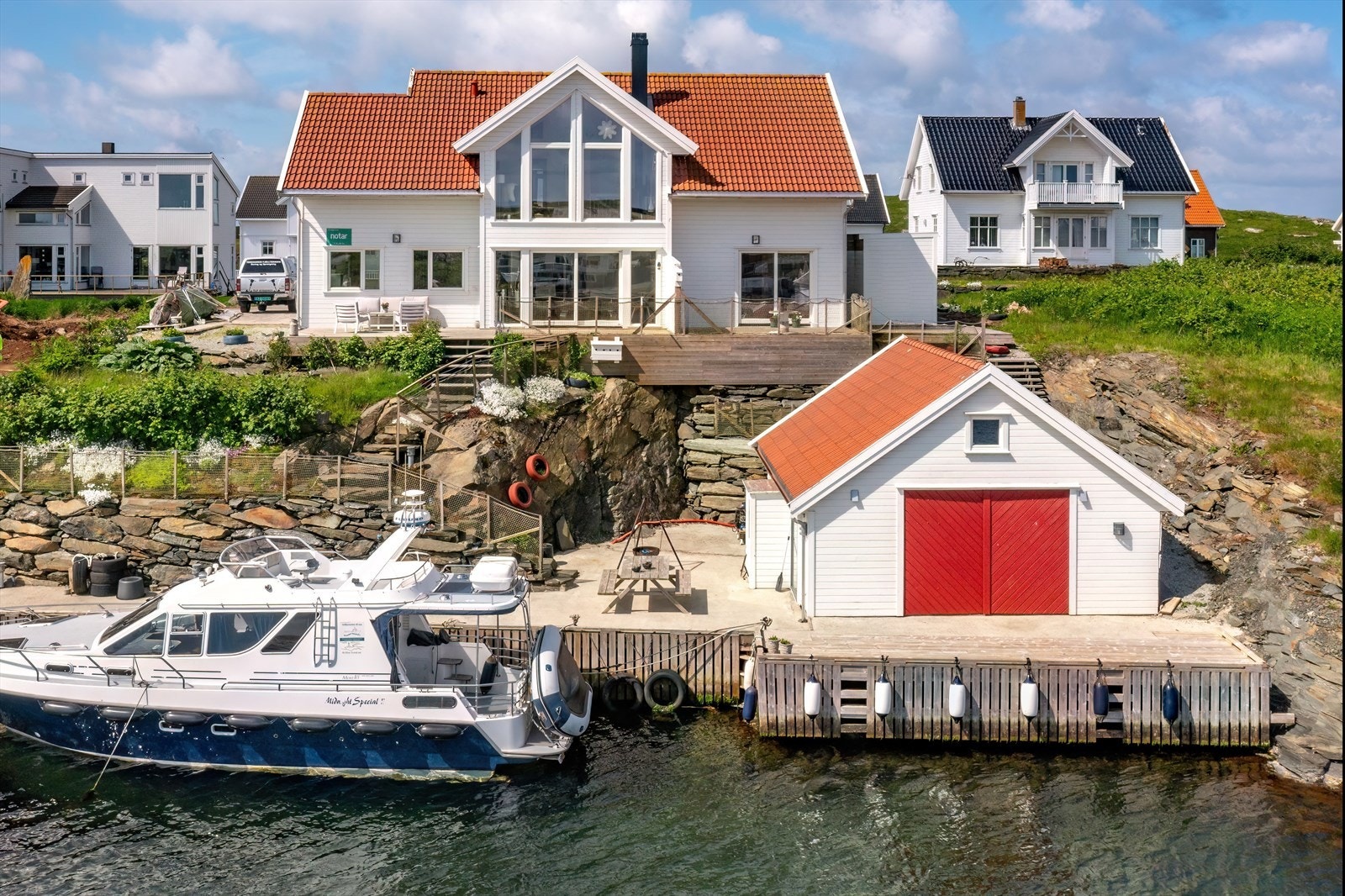 055_Fasade - nærmere sørlandsidyll kommer du ikke.jpg Galleribilde