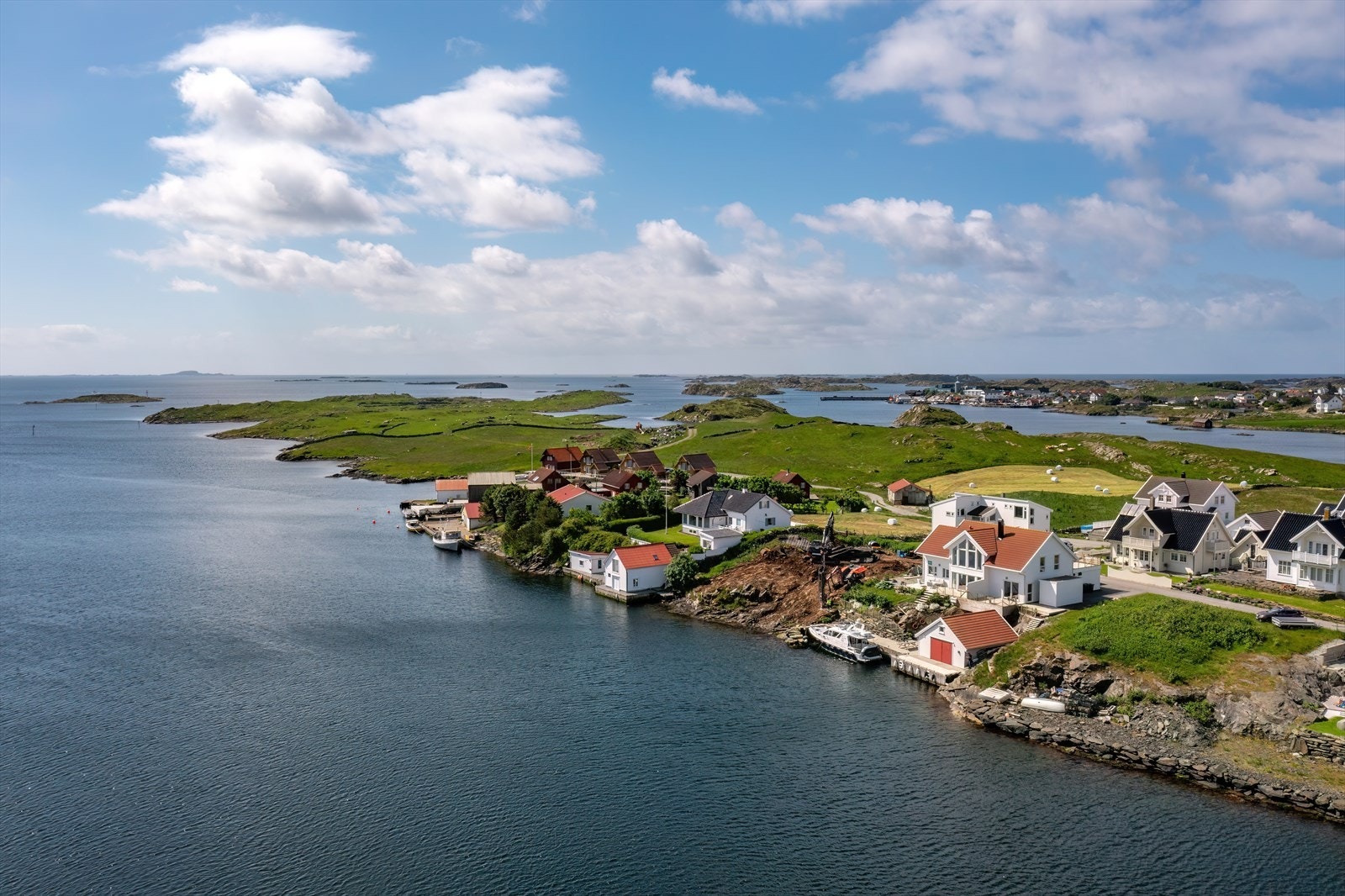 Tomtene mot sør og nord er under opparbeidelse/bebygde. Enkelte bilder av fasade/område vil dermed fremstå som misvisende. Galleribilde