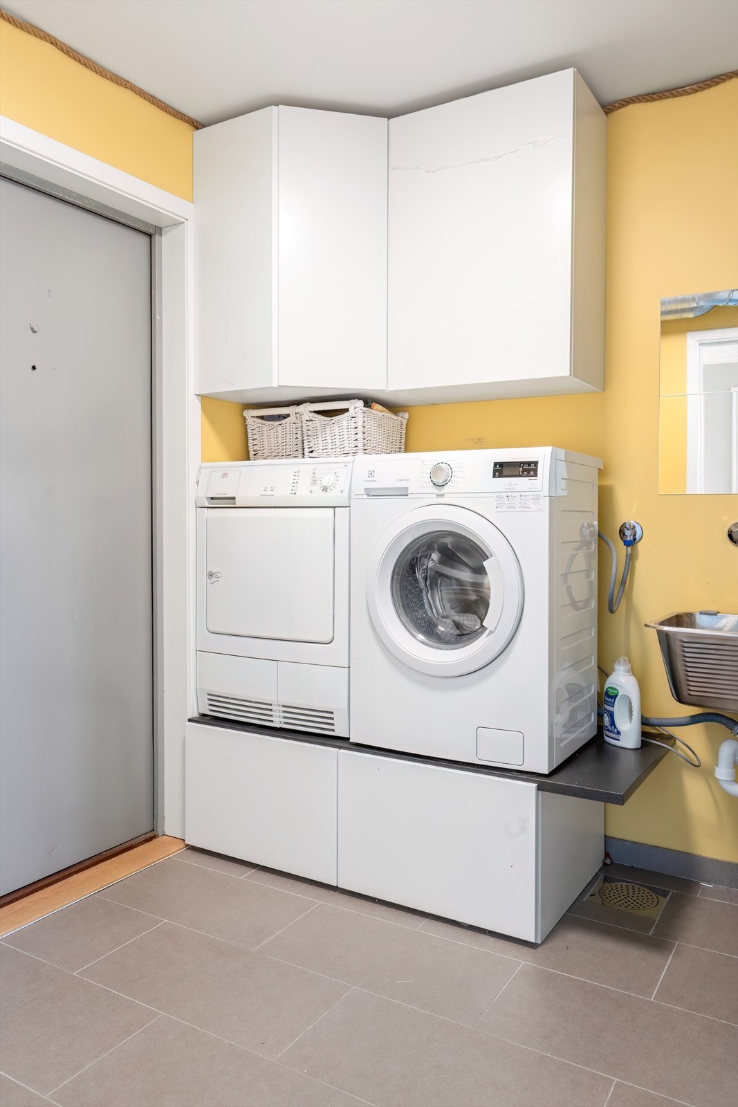 018_Vaskerom - eget praktisk vaskerom, med utgang direkte til garasjen.jpg Galleribilde
