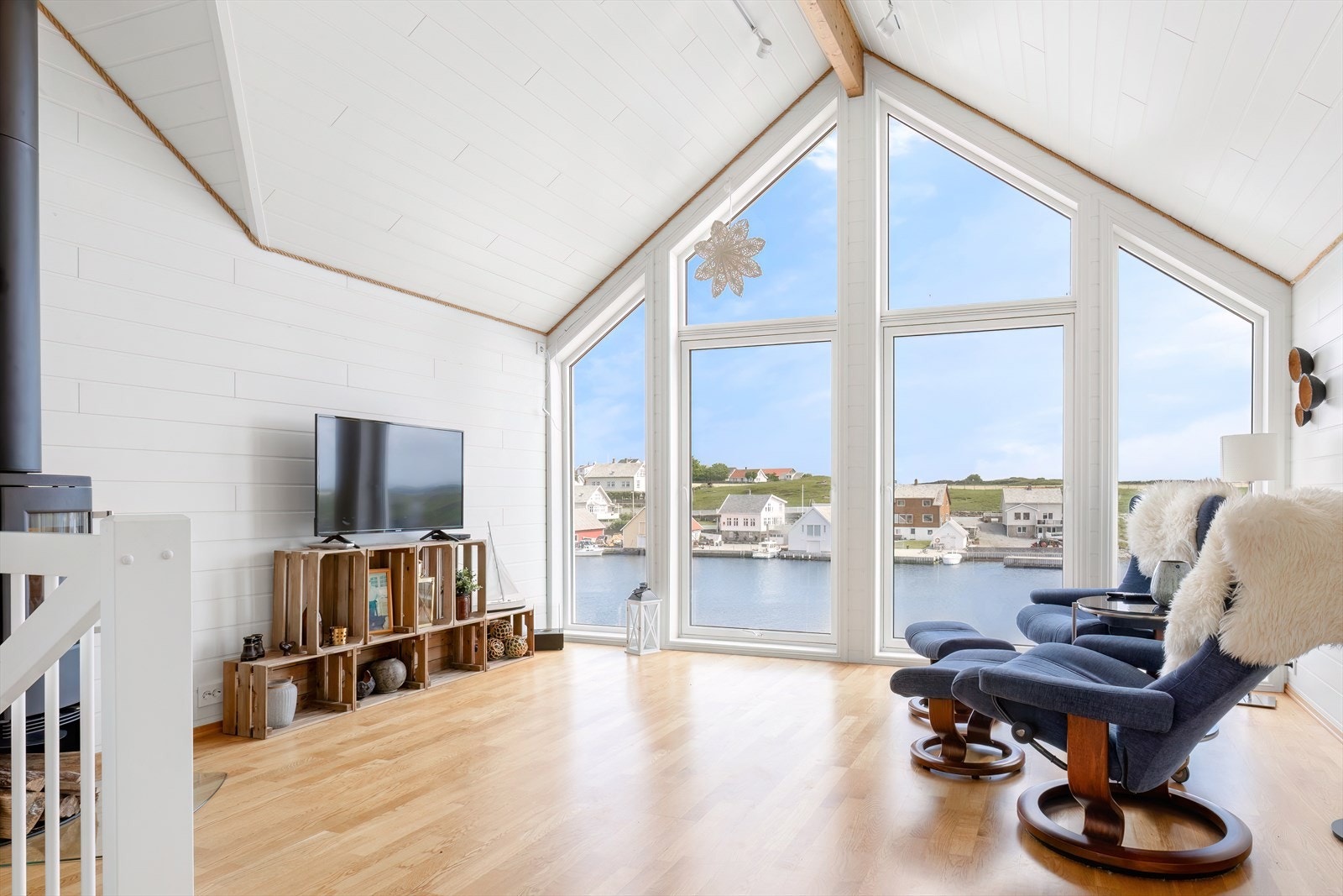 022_Stue 2.etg. - ekstra takhøyde og store vindusflater gir en god romfølelse.jpg Galleribilde
