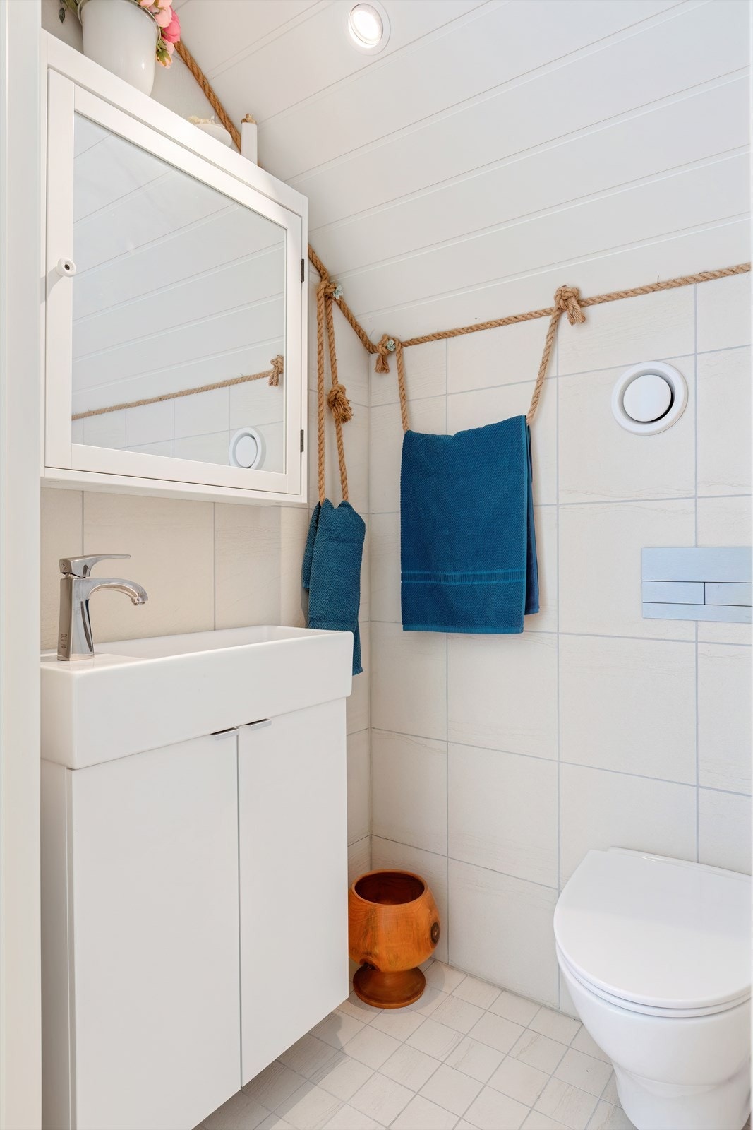 034_Bad 2 - flislagt med varmekabler. Innredet med toalett, dusj og servant.jpg Galleribilde