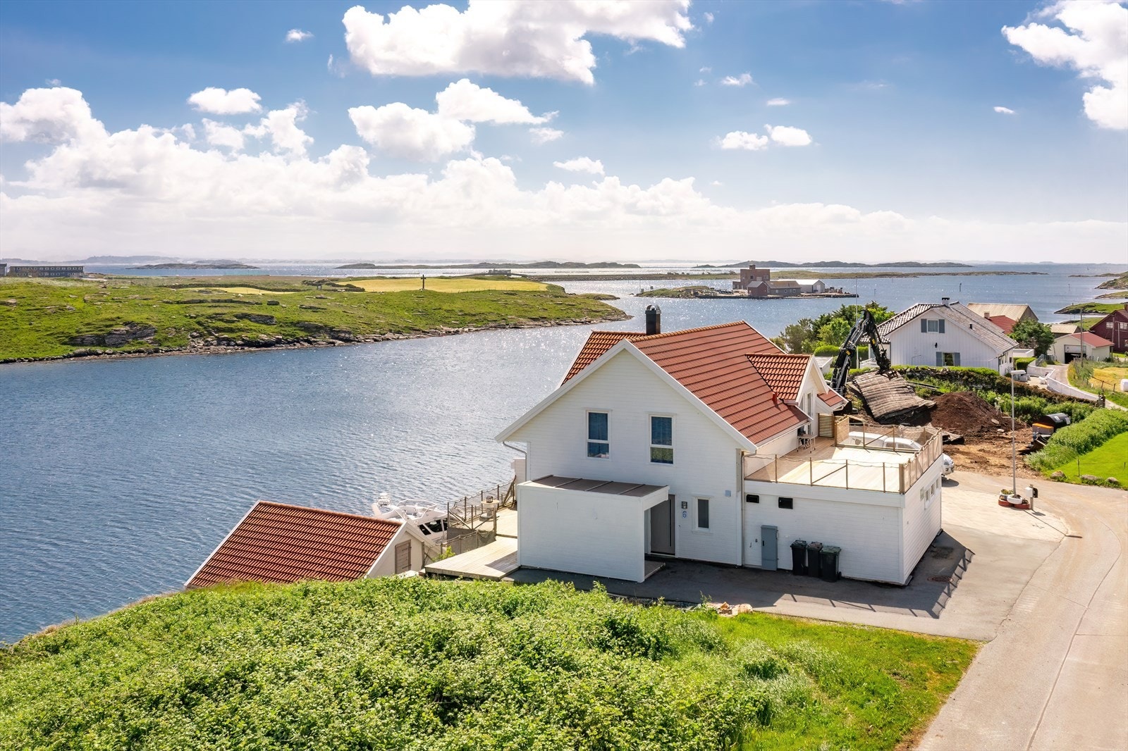 060_Fasade - leiligheten og hoveddelen har inngang på hver sin siden av boligen.jpg Galleribilde