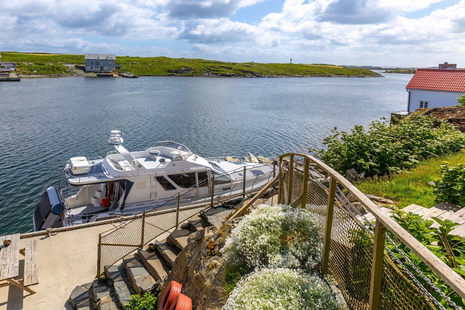 002_Utsikt - eiendommen har en fantastisk beliggenhet i Leiasundet..jpg Galleribilde