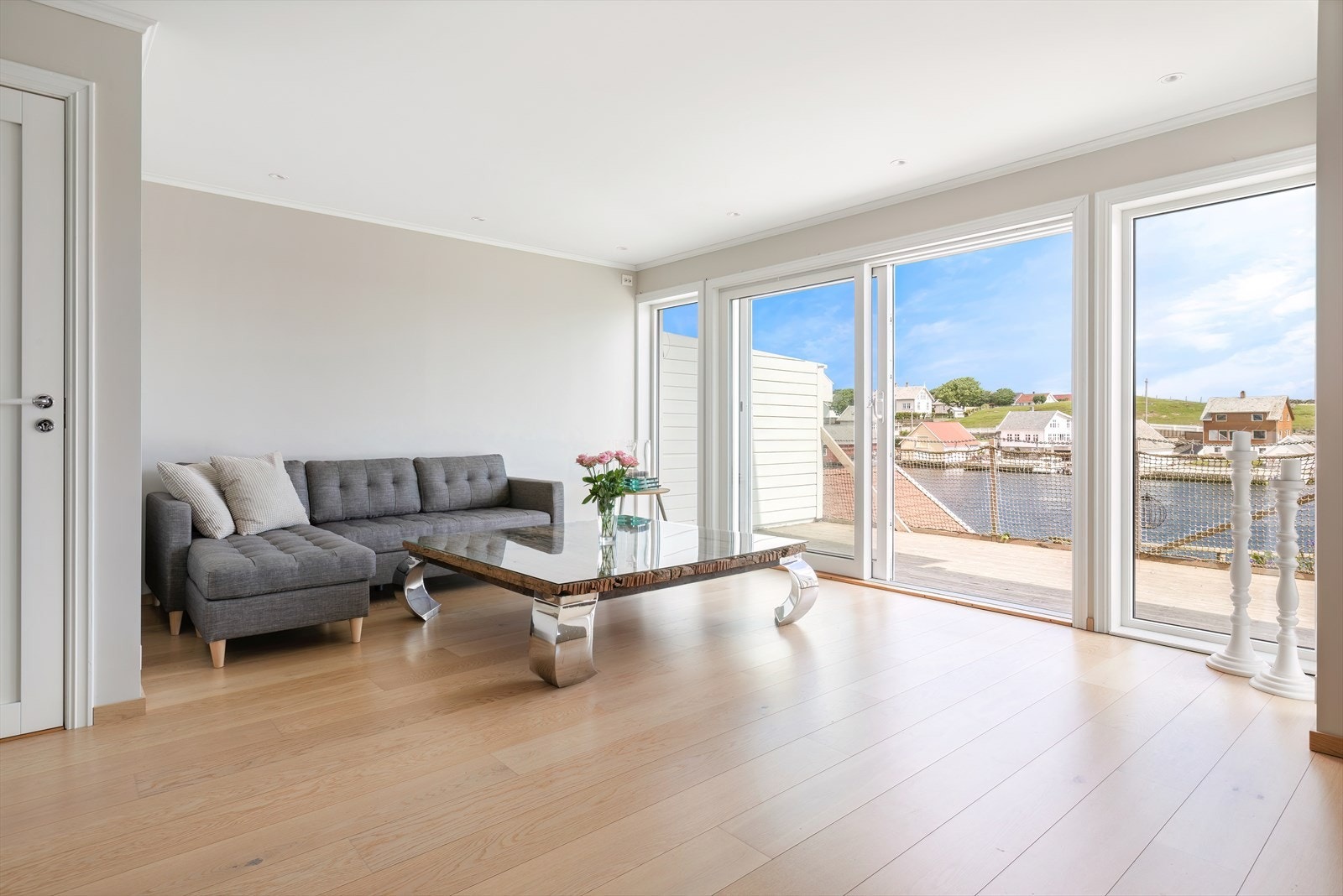 009_Stue - store vindusflater for sjøen helt inn i stuen .jpg Galleribilde