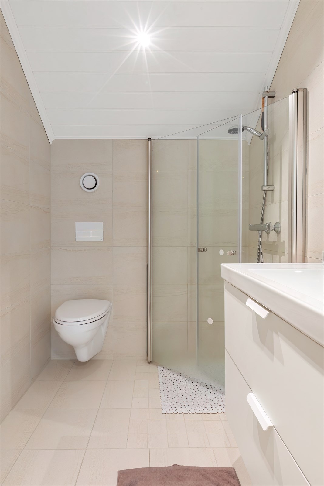 046_Leilighet - bad helfliset med varmekabler.jpg Galleribilde