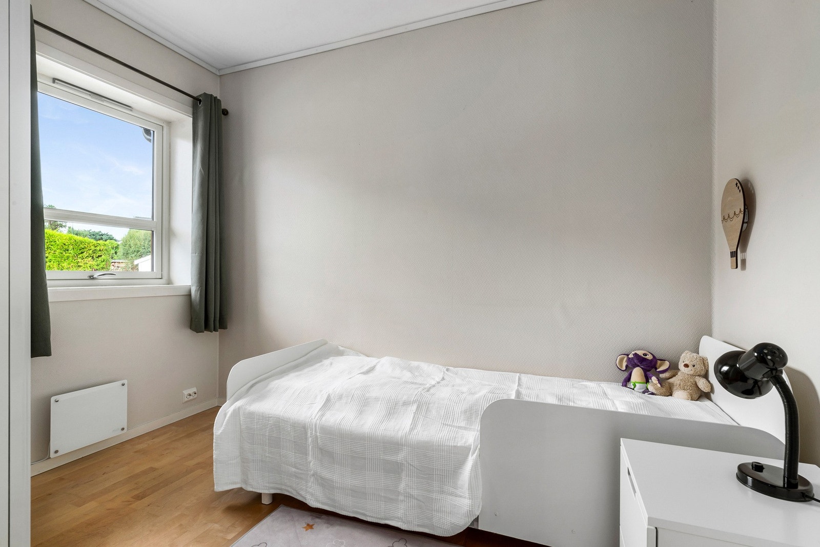 Det gjør også soverom 2 som passer fint som barnerom/kontor. Galleribilde