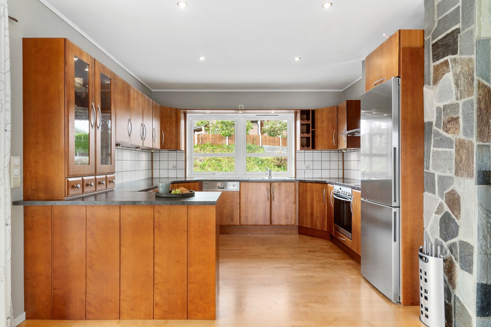 Kvalitetskjøkken med rikelig skap og benkeplass. Galleribilde