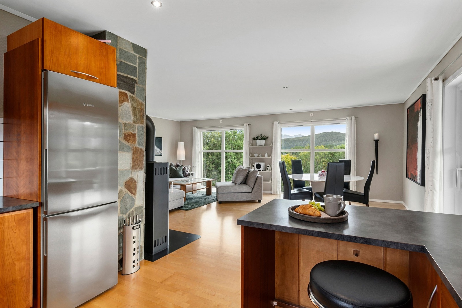 Åpen stue-/kjøkkenløsning adskilt med kjøkkenøy. Galleribilde