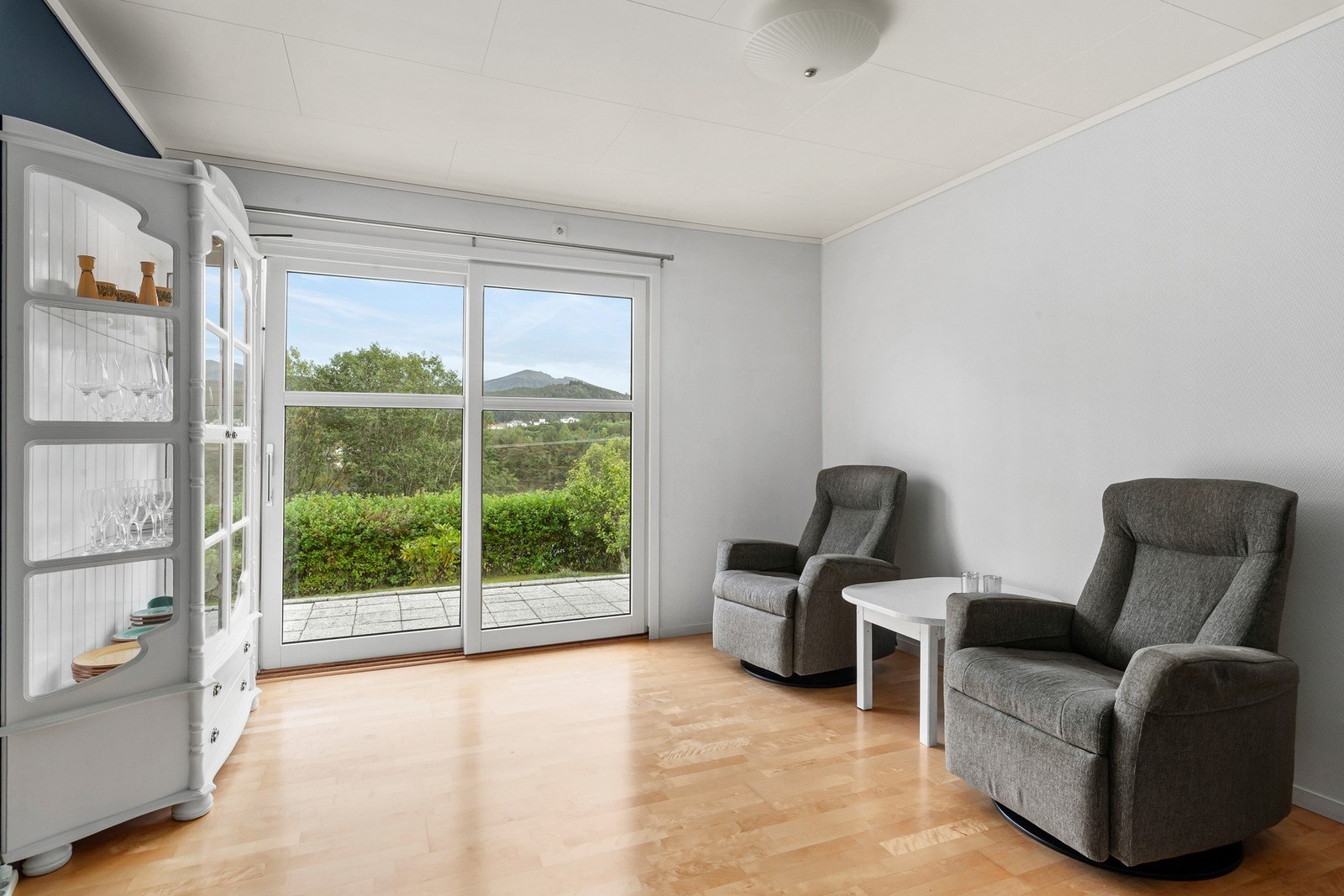 Fra kjellerstuen har man skyvedør ut til uteområdet. Galleribilde