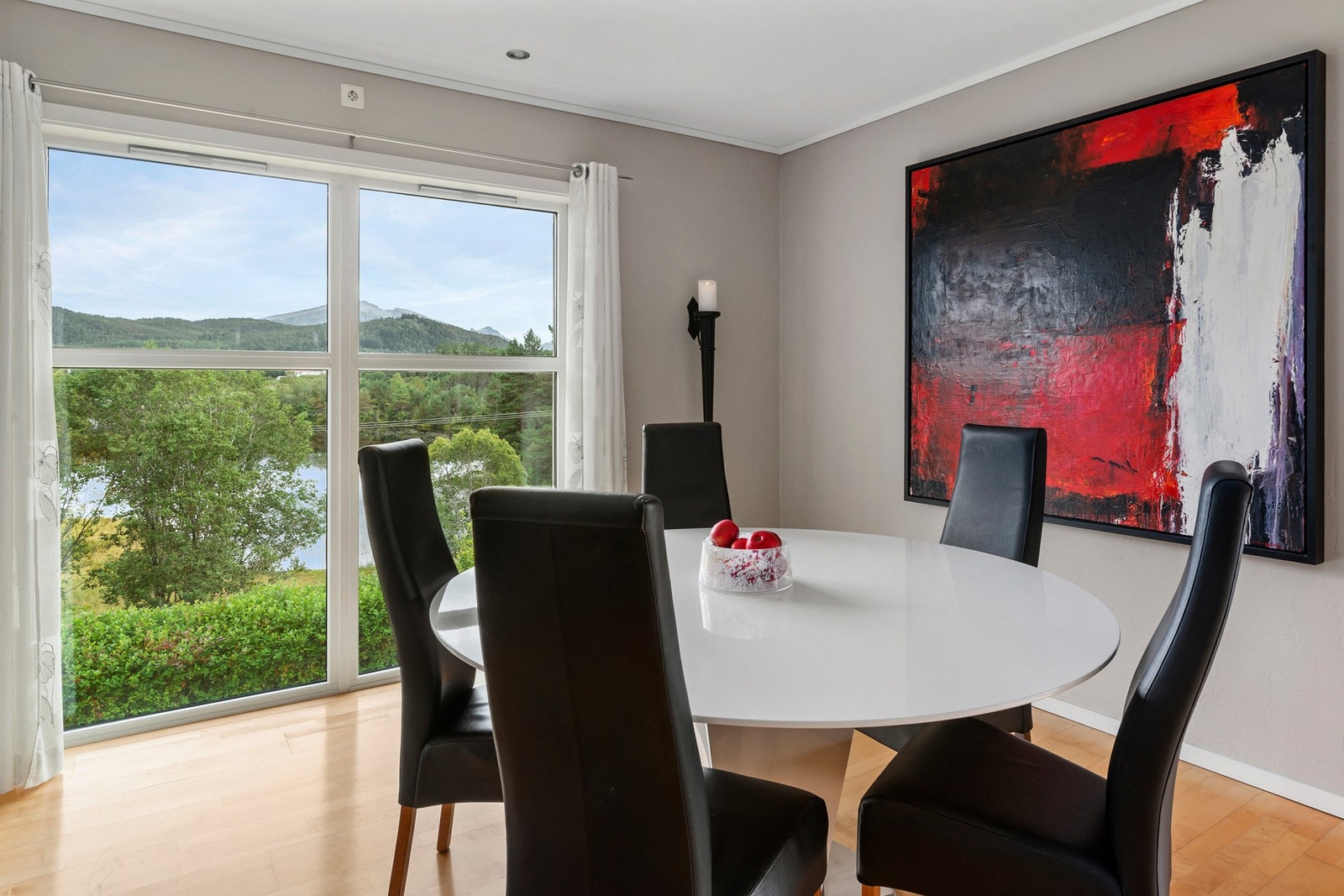 Tilbake til hovedstuen der det er god plass til ønsket spiseavdeling. Galleribilde