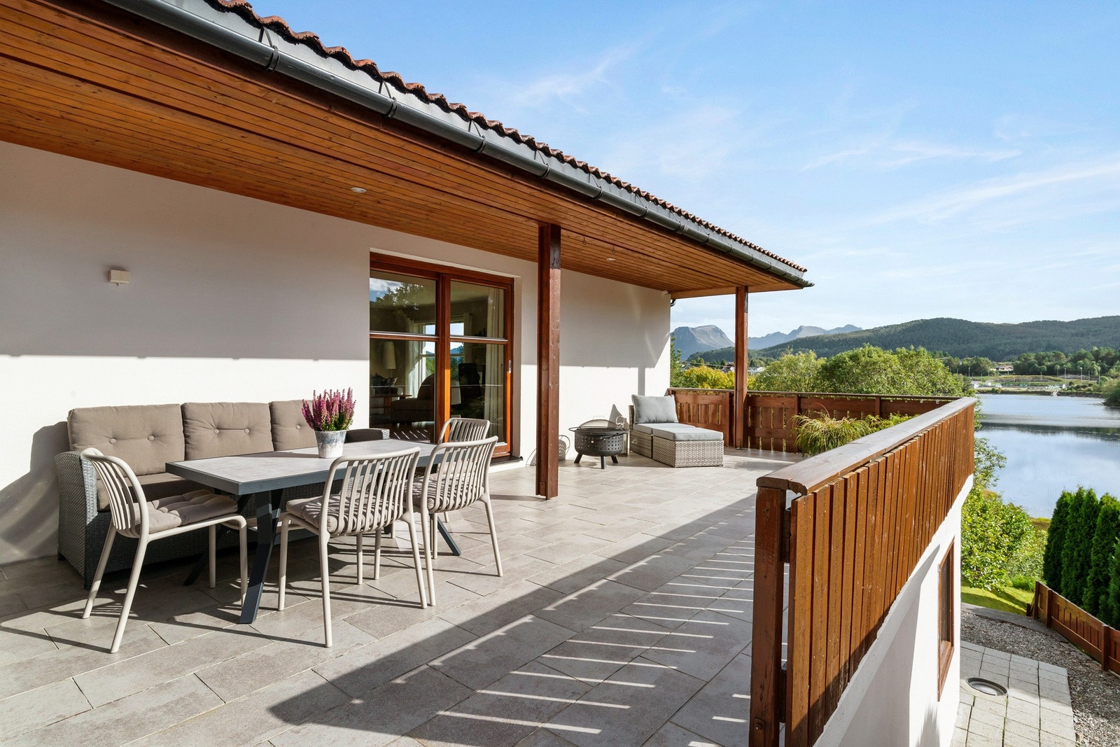 Boligen er rettet mot syd som gir optimale solforhold. Galleribilde