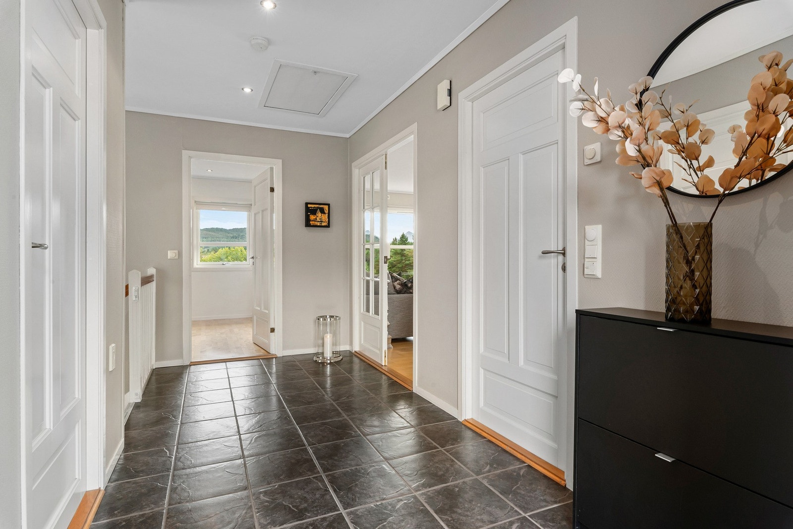 Soveromsfløyen er praktisk adskilt fra stuen med glassdører. Galleribilde