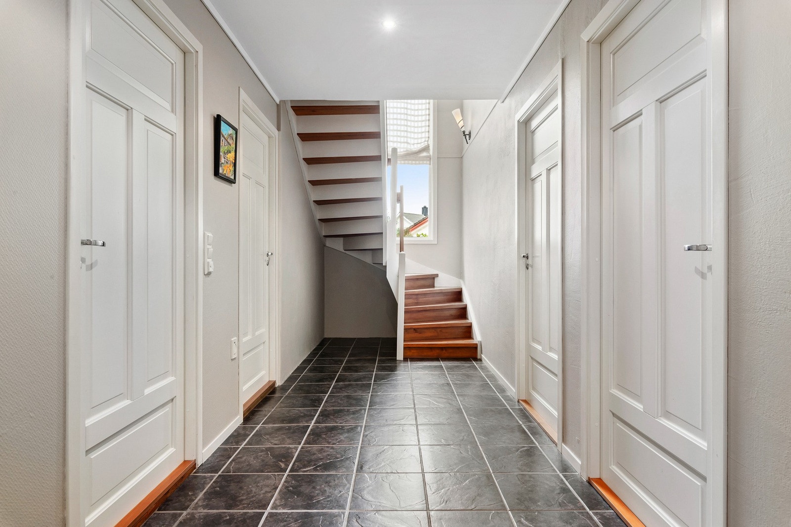 Sokkeletajsen byr på flere lagringsrom, vaskerom og opp til 3 ekstra soverom. Galleribilde